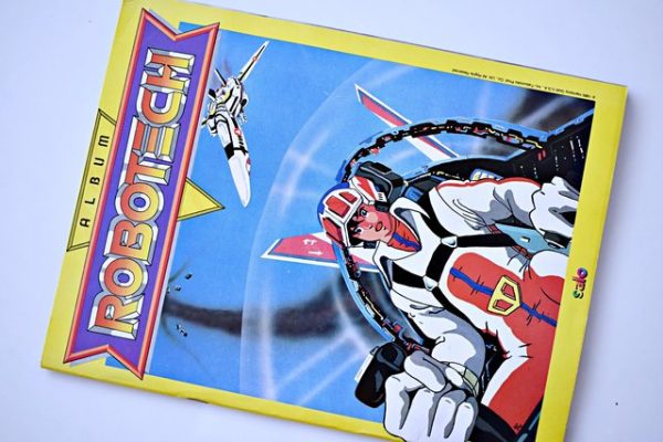 Robotech (Salo, 1992): Tiene 35 Láminas