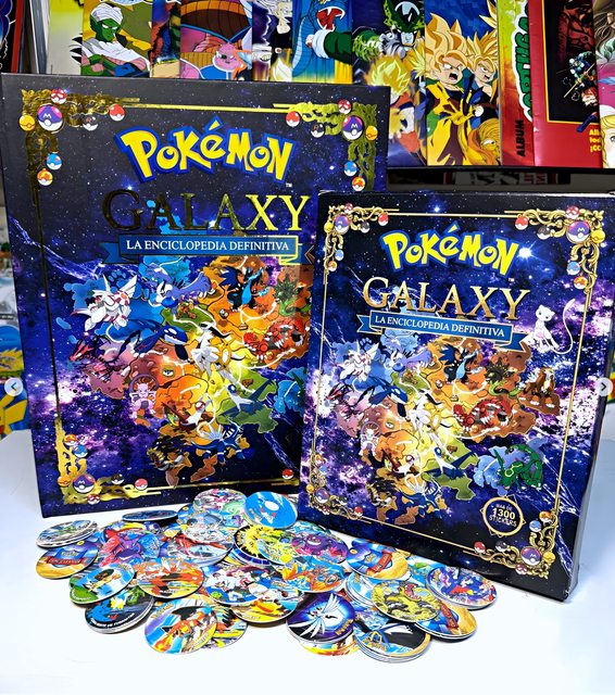 . 01 [PREVENTA] ÁLBUM Pokémon Galaxy [ Tapa Dura ]: Álbum Completo A Pegar + Tazos [Unidades Limitadas]
